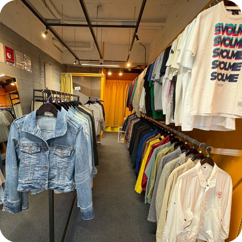デニムジャケットなど多数の古着が並ぶ店内の様子