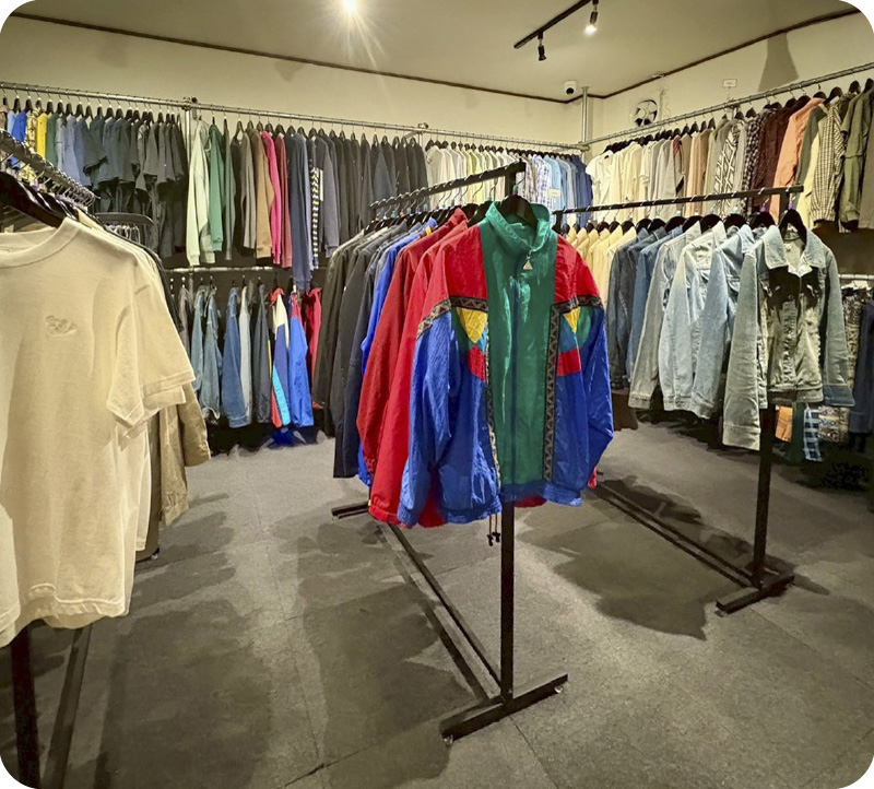古着が並ぶ店内の様子