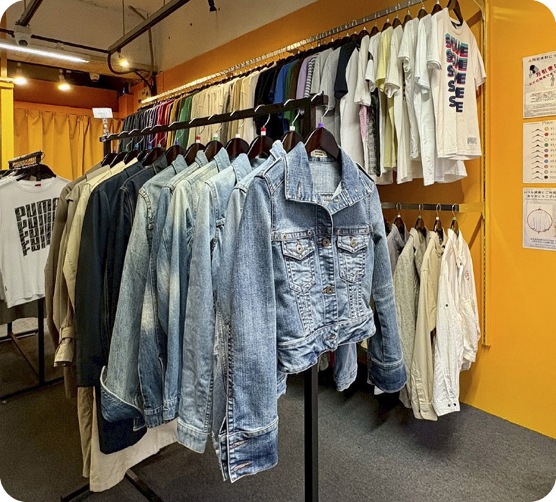 デニムジャケットなど古着が並ぶ店内の様子