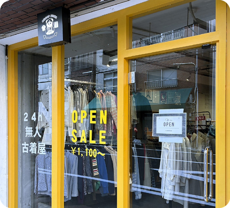 RELOOP STOREの店舗外観。24時間営業の無人古着屋、OPEN SALE ¥1,100〜の案内