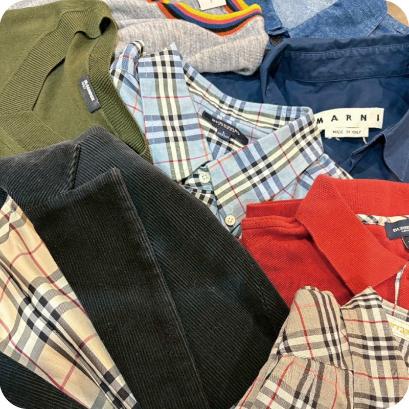 Burberry、MARNIなど複数のブランド古着が積み重なっている様子